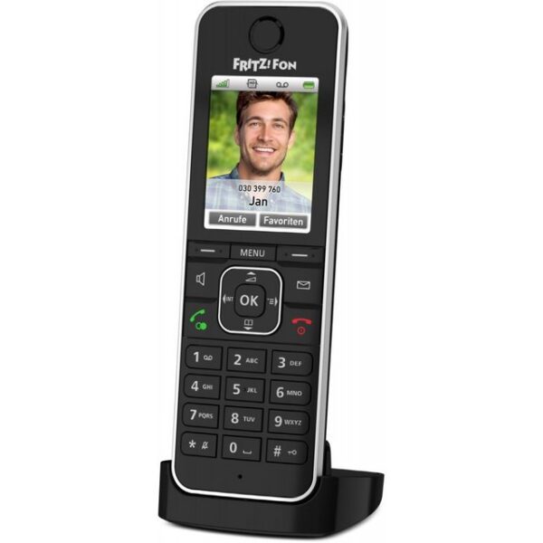 AVM FRITZ!Fon C6 BlackDas komfortable Schnurlostelefon für Ihre FRITZ!Box bietet ein ergonomisches Design und brillante HD-Telefonie. Mit einem 240 x 320 Pixel Farbdisplay und intuitiver Menüführung ist es einfach zu bedienen. Genießen Sie bis zu 16 Stunden Gesprächszeit und nutzen Sie Online-Dienste wie E-Mails und Webradio. Dank der DECT-Verschlüsselung ist es abhörsicher. Das FRITZ!Fon C6 unterstützt bis zu 300 Kontakte und ermöglicht die Steuerung von Smarthome-Anwendungen. Ein ideales Telefon für modernes Wohnen.